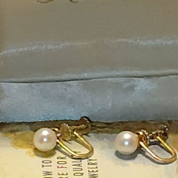 Elegant Gold and Pearl Women's Ring - Picture 3 of 4